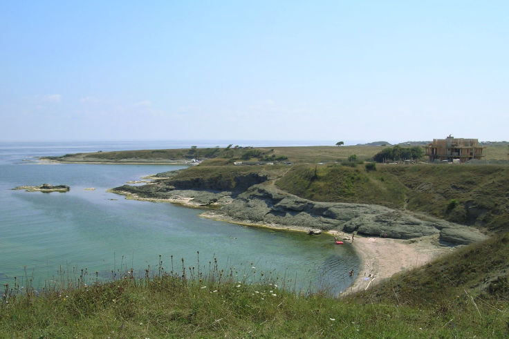 2 minutters spasertur; en liten, koselig strand